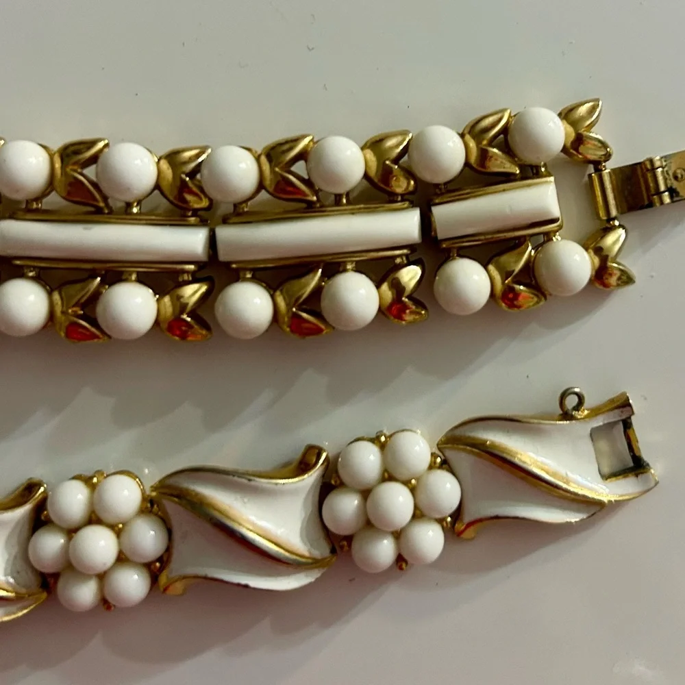 Gorgeous vintage Crown TRIFARI set necklace bracelets